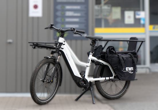 Das Lastenrad eMax vor seiner Station am Edeka Bembenik.